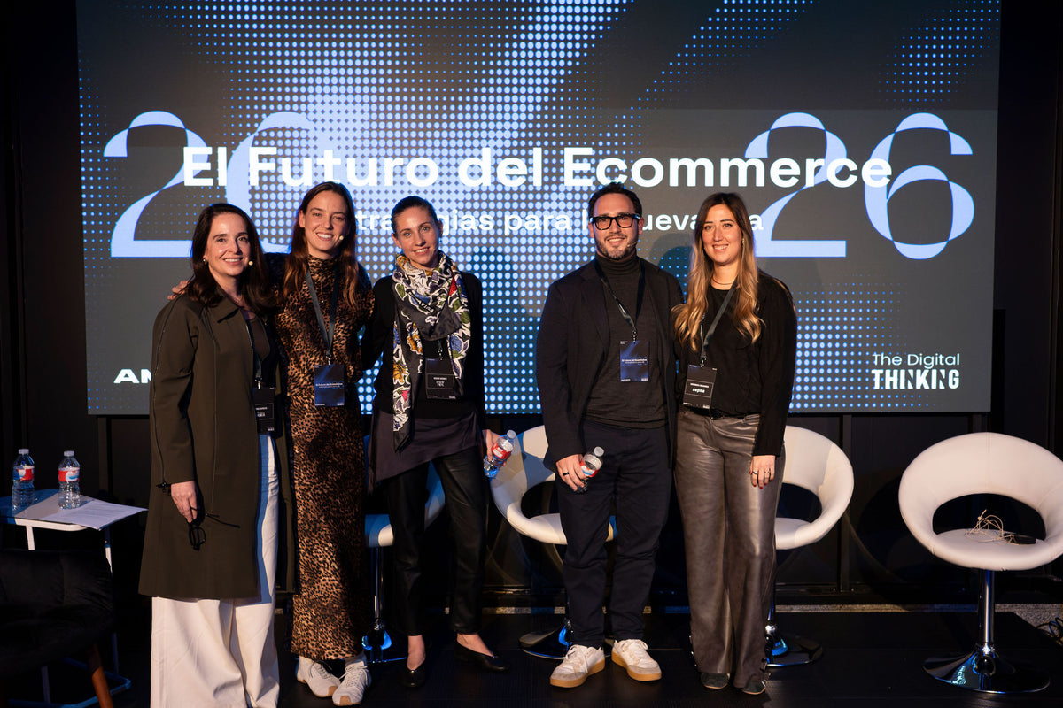 Participantes posando en el evento El Futuro del Ecommerce