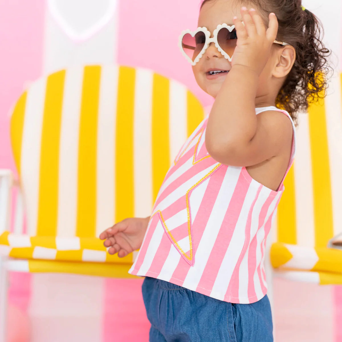 Niña con gafas de sol y vestido de rayas