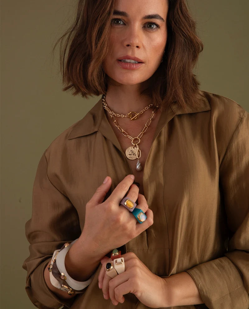 Modelo mostrando anillos en una campaña de joyería