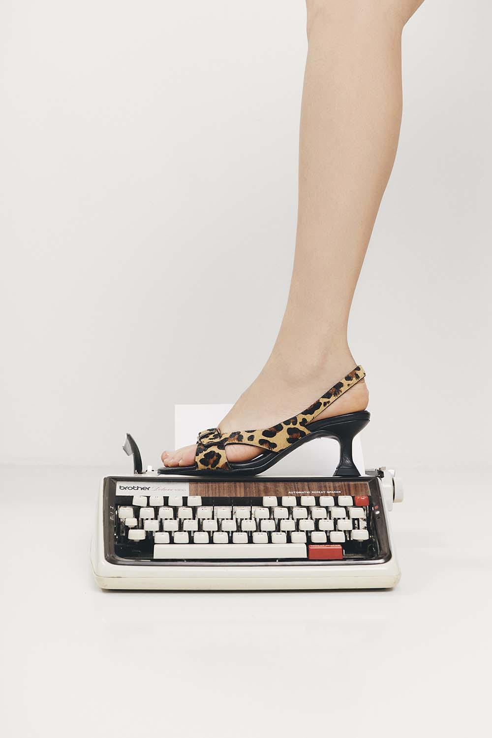 Detalle de zapato de tacón con plataforma de estampado geométrico