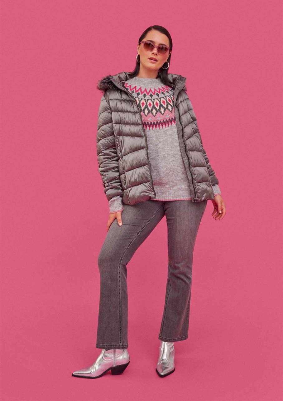 Modelo con conjunto gris de October sobre fondo rosa