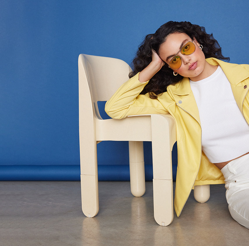 Modelo con abrigo amarillo en una campaña de moda