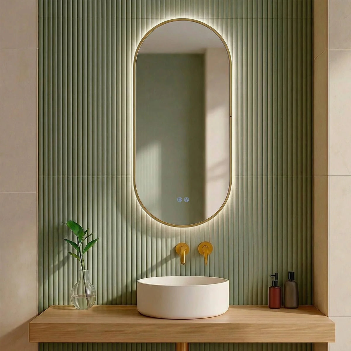Espejo ovalado iluminado sobre un lavabo en un baño