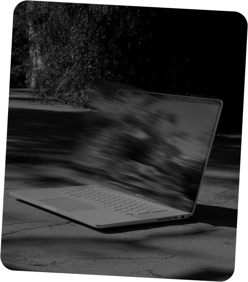 Imagen en blanco y negro con un ordenador portátil