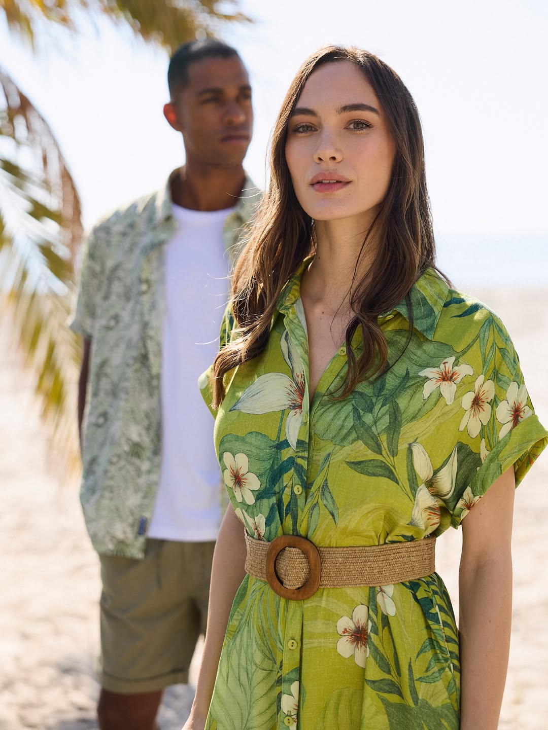 Modelos con prendas tropicales en una campaña de Koala Bay