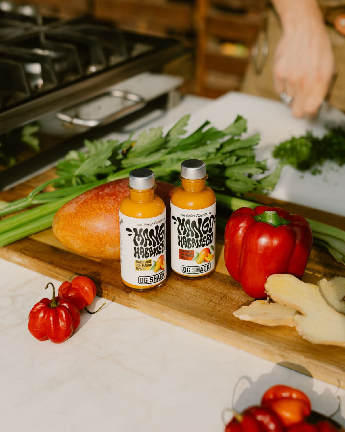 Sazonadores junto a ingredientes en una cocina