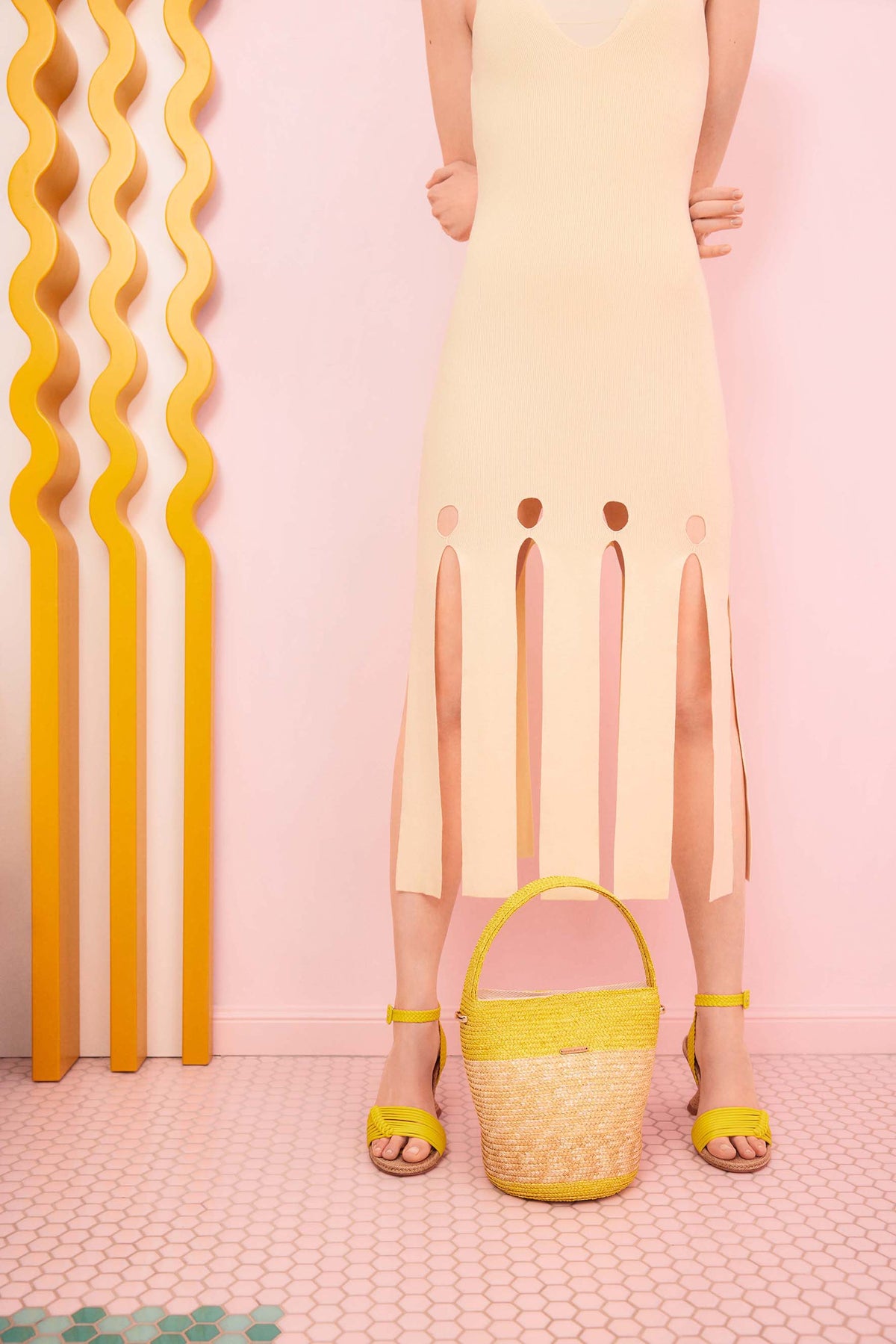 Detalle de zapatos amarillos en una campaña de moda